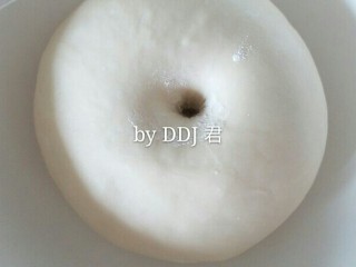 6、榴莲草莓披萨,面团发酵2至2.5倍大，用用手指沾面粉，戳孔不回缩就好了