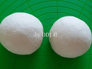 7、榴莲草莓披萨,均匀分成两份，覆盖保鲜膜松弛15分钟