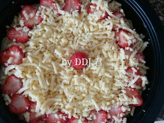 13、榴莲草莓披萨,再撒上余下所有的芝士