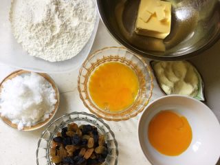1、葡萄奶酥,食材图（家里正好有二种葡萄干，所以就放了二种）
