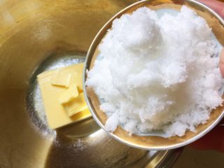 2、葡萄奶酥,黄油室温软化后，加入细砂糖