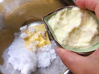 3、葡萄奶酥,加入奶粉