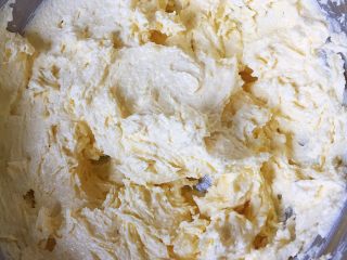 6、葡萄奶酥,搅打完的黄油应该是浓稠、膨松的