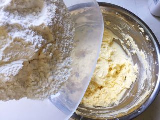 7、葡萄奶酥,低粉过筛后加入黄油中