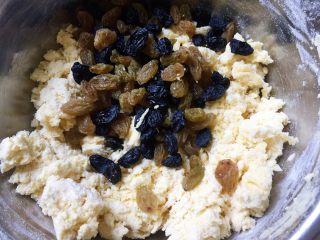 9、葡萄奶酥,倒入葡萄干，混合均匀
