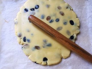 11、葡萄奶酥,把面团放在案板上，压扁，用擀面杖擀成1cm左右的面皮