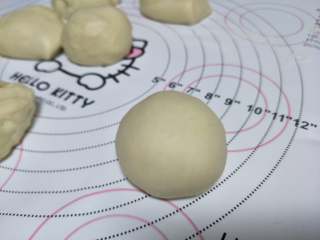 5、汉堡坯 做自己的汉堡,小面团滚圆。