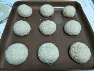 7、汉堡坯 做自己的汉堡,所有的面团都这样操作，摆入烤盘。