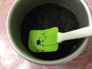 2、不用烤箱的甜点―奥利奥芒果慕斯,拌好的饼干末放入6寸活底模具内用手压实，放入冰箱冷冻40分钟（模具底部垫油纸）