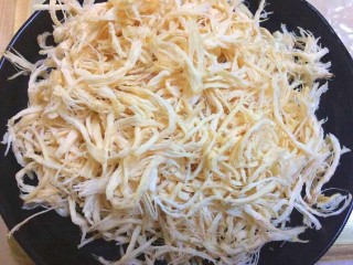 5、凉拌鸡丝,全部撕好备用