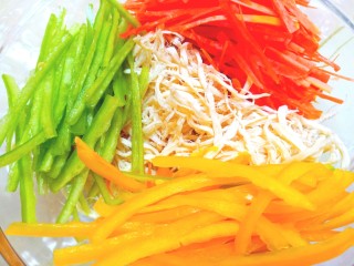 8、凉拌鸡丝,和鸡丝放到容器中