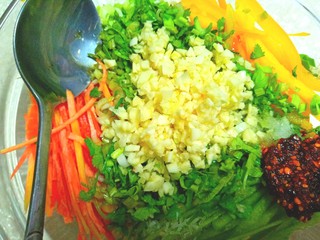 12、凉拌鸡丝,放盆中，加入醋，油泼辣子，盐，味精