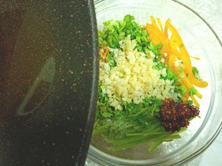 14、凉拌鸡丝,油热后，浇到蒜泥上，拌均匀装盘