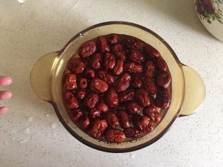 4、枣馒头,红枣洗净