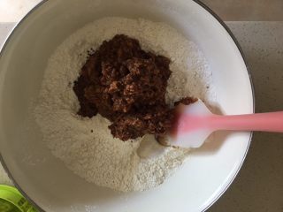 9、枣馒头,倒入面粉内