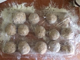 15、枣馒头,盖保鲜膜醒发15分钟