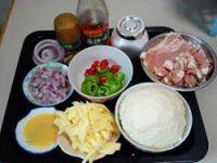 1、培根披萨,准备材料，面团后油法揉至光滑，盖上保鲜膜放冰箱冷藏发酵，第二天提前半小时取出回温；大部分洋葱切碎炒至断生，剩一点切成洋葱圈，青红椒切圈，培根3片切碎，5片不用切