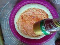 3、培根披萨,抹上一层番茄酱，磨上黑椒碎，周边留空一圈