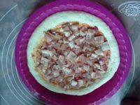 4、培根披萨,铺上一层洋葱碎和切碎的培根