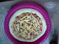 5、培根披萨,撒一层马苏里拉芝士