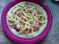 7、培根披萨,把5块培根圈成筒状，放在上面，再撒一层马苏里拉芝士