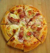 9、培根披萨,烤好的披萨切开，趁热享用