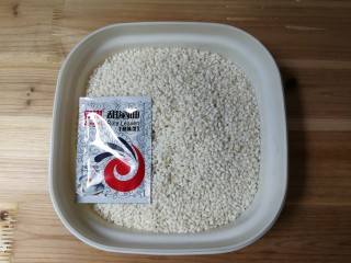 1、甜甜酒酿,准备好糯米和甜酒曲