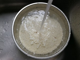 2、甜甜酒酿,糯米清洗