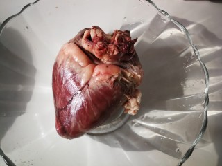 1、#懒人料理#凉拌猪心,熟的猪心一个，切掉顶部血管那里不要。（有点血腥啊 这用词。。。）