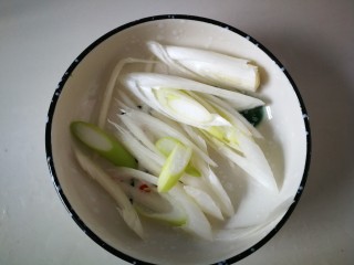 2、#懒人料理#凉拌猪心,葱白适量准备好。