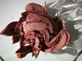 3、#懒人料理#凉拌猪心,猪心切片。