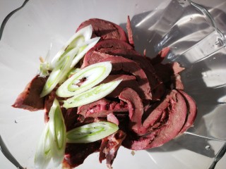 4、#懒人料理#凉拌猪心,加入葱白。