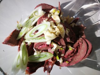 5、#懒人料理#凉拌猪心,加入适量大蒜碎。