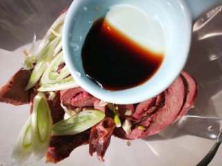 6、#懒人料理#凉拌猪心,醋一勺。