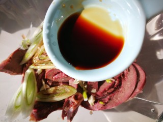 7、#懒人料理#凉拌猪心,生抽一勺半。