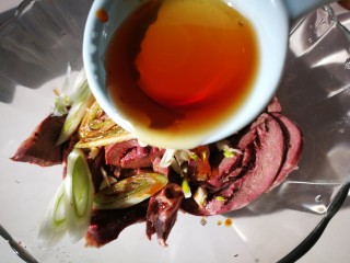 8、#懒人料理#凉拌猪心,芝麻油两勺，凉拌菜芝麻油多了好吃。