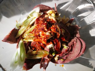 9、#懒人料理#凉拌猪心,红油辣椒，外加适量盐。