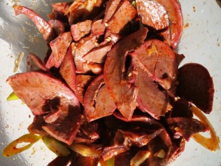 10、#懒人料理#凉拌猪心,拌均匀。