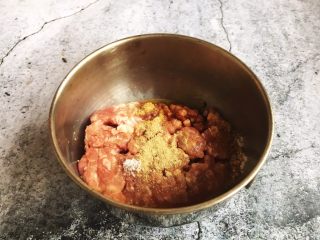 2、香炸茄子盒,猪肉肉靡里放半个鸡蛋、少许白胡椒粉、少许生姜粉、1勺料酒、1勺蚝油、1勺生抽、适量的盐。