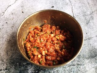 4、香炸茄子盒,放入葱花和少许的香油，搅拌均匀备用。