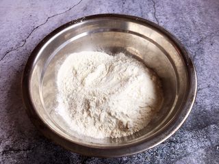 5、香炸茄子盒,将普通面粉200g与淀粉40g的淀粉混合在一起。