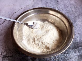 7、香炸茄子盒,放入2g小苏打。