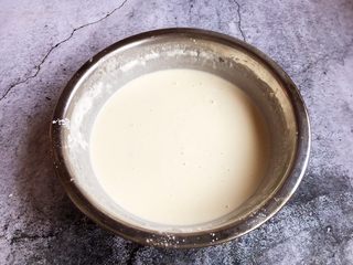 9、香炸茄子盒,放入适量的水，调成面糊，静置20分钟备用。