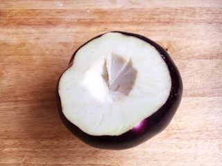 11、香炸茄子盒,切去茄子的蒂。