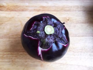 10、香炸茄子盒,将圆茄子洗干净，擦干水分。