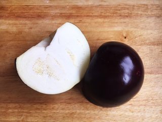 12、香炸茄子盒,将茄子一切为二。