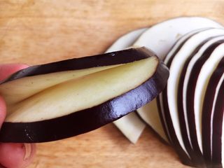 13、香炸茄子盒,将茄子切成连刀片，每片约5mm左右。