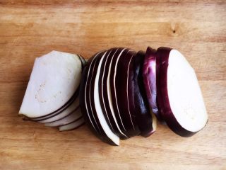 14、香炸茄子盒,切好连刀片的茄子备用。