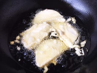 19、香炸茄子盒,放入4个茄盒，中火炸制。