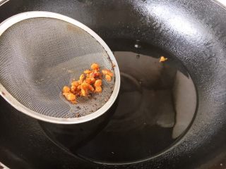 21、香炸茄子盒,将多余的面糊用笊篱捞出后再炸下一锅茄盒。